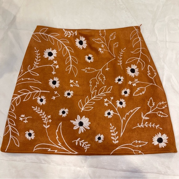 Embroidered faux suede tan mini skirt - Picture 2 of 5